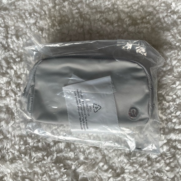 lululemon everywhere belt bag 🤍 - Picture 2 of 5